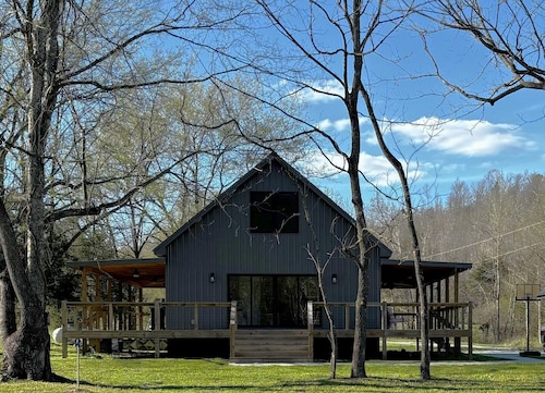 Serene & Cozy Cabin in Middle Tennessee - Wrap Around Deck - Pet Friendly