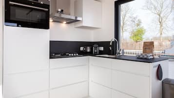 Een koelkast, een magnetron, een oven, een kookplaat