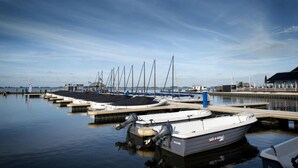 Een jachthaven met verschillende boten aan de steigers.