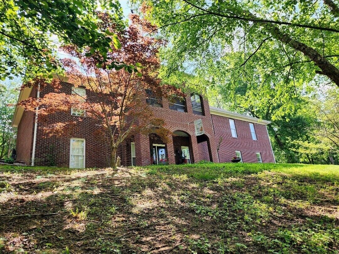 4300 Sq ft home very close to MSU. All decorated for Christmas. 