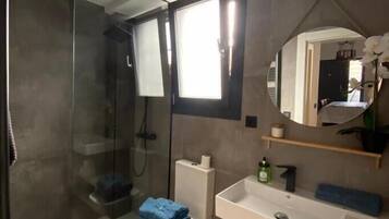 Een douche, een haardroger, handdoeken