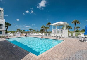 A heated pool - Corner unit private balcony ocean view, pool & spa, beachfront access in Florida (Cape Canaveral)