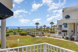 Property grounds - Corner unit private balcony ocean view, pool & spa, beachfront access in Florida (Cape Canaveral)