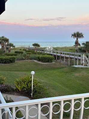 Property grounds - Corner unit private balcony ocean view, pool & spa, beachfront access in Florida (Cape Canaveral)