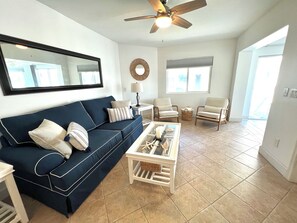 Smart TV, books - Corner unit private balcony ocean view, pool & spa, beachfront access in Florida (Cape Canaveral)