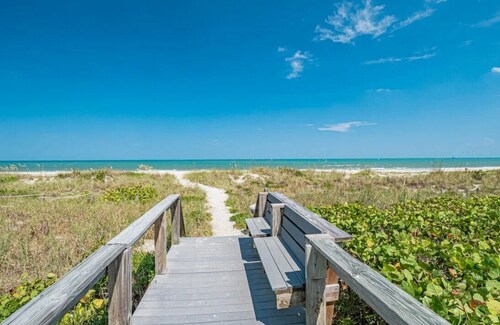 Corner unit private balcony ocean view, pool & spa, beachfront access in Florida