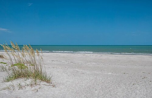Corner unit private balcony ocean view, pool & spa, beachfront access in Florida