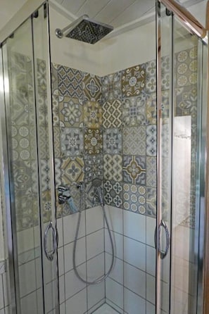 Bathroom - 3 Bedroom Apartment in Racalmuto (Racalmuto)