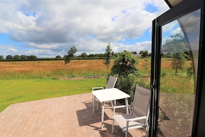 Outdoor dining - Unique Nature Lodge with Terrace Garden (Drenthe)