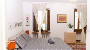 1 chambre, coffres-forts dans les chambres, bureau, Wi-Fi gratuit