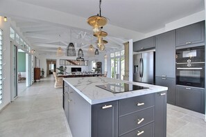 Geladeira, micro-ondas, fogão, lava-louças