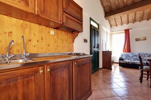 Refrigerador, horno, placa de cocina, silla alta para bebés