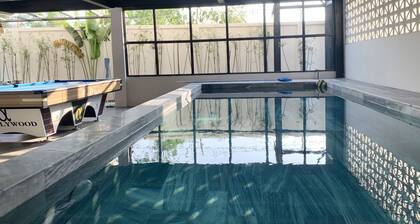 A Spacious 5-bedroom House With a Pool, Beach Front, Close to the City Center