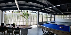 Games room - A spacious 5-bedroom house with a pool, beach front, close to the city center (Đà Nẵng)