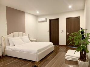 5 bedrooms, WiFi, bed sheets - A spacious 5-bedroom house with a pool, beach front, close to the city center (Đà Nẵng)