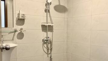 Haartrockner, Handtücher, Seife, Shampoo