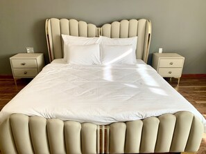5 bedrooms, WiFi, bed sheets