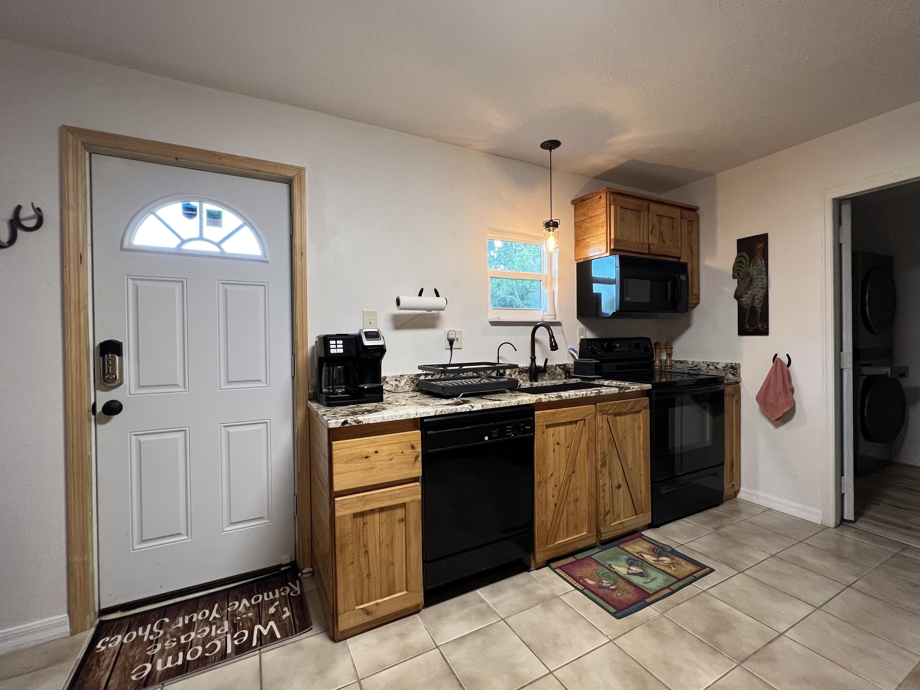 Réfrigérateur, four à micro-ondes, un four, surface de cuisson