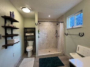 Een douche, een haardroger, handdoeken, zeep