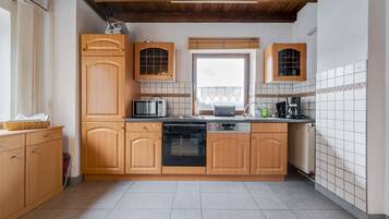 Kühlschrank, Mikrowelle, Ofen, Geschirrspüler