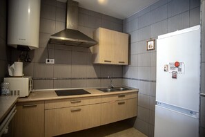 冷蔵庫、電子レンジ、コンロ、コーヒー / ティーメーカー