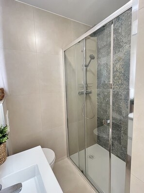 シャワー、ヘアドライヤー、タオル、トイレットペーパー