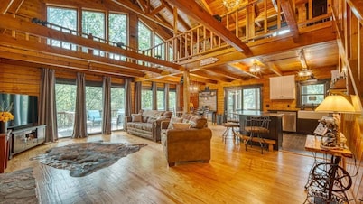 Bear Claw -Log Cabin-Hot Tub-Pool Table