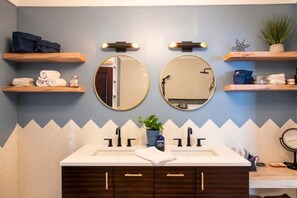 Regadera, secadora de cabello, bidet, toallas