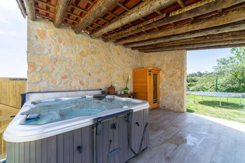 Ländliches Ferienhaus mit Pool