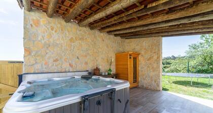 Ländliches Ferienhaus mit Pool