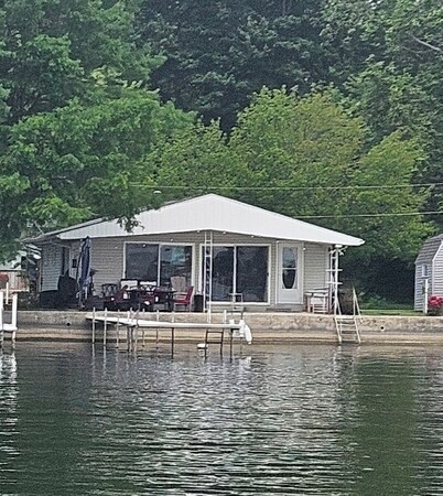 Waters Edge Cottage on Big Barbee Lake!