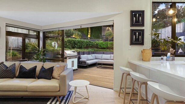 TV, fireplace - Elite Retreat Ponsonby with Parking and Deck (Auckland Central Suburbs)