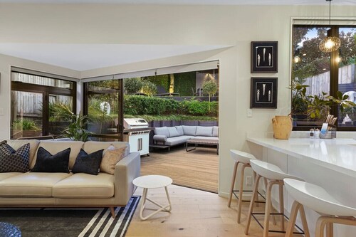 Elite Retreat Ponsonby with Parking and Deck