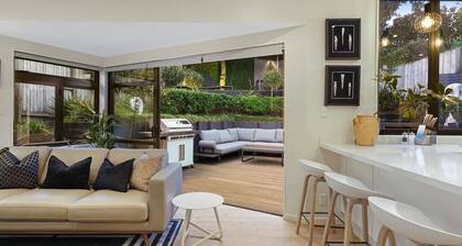 Elite Retreat Ponsonby with Parking and Deck