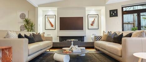 Televisie en een open haard