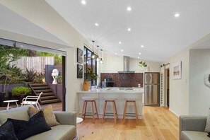 TV, fireplace - 28 Collingwood Street, Freemans Bay, Auckland 1011 (Auckland Central Suburbs)