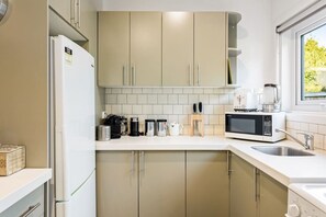 Fridge, microwave, oven, stovetop - 2/32 Ferryhill Road, Epsom, Auckland 1023, New Zealand (Auckland Central Suburbs)