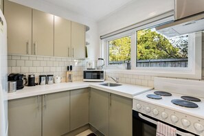 Fridge, microwave, oven, stovetop - 2/32 Ferryhill Road, Epsom, Auckland 1023, New Zealand (Auckland Central Suburbs)