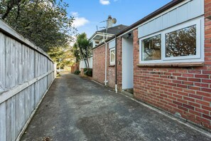 Property grounds - 2/32 Ferryhill Road, Epsom, Auckland 1023, New Zealand (Auckland Central Suburbs)