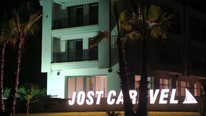 Vista frontal de la propiedad