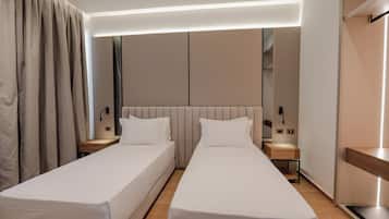 Double or Twin Room with Sea View | Bộ đồ giường cao cấp, nệm Select Comfort, minibar