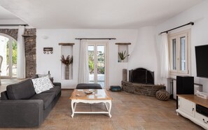 Villa Majestueuse | Coin séjour | TV connectée de 50 pouces avec chaînes par câble, télévision, cheminée