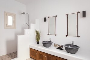 Grand Villa | Bathroom | Shower, rainfall showerhead, free toiletries, hair dryer - Villa Phos Paros (Paros)