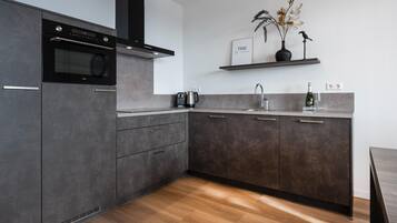 Réfrigérateur, micro-ondes, plaque de cuisson, lave-vaisselle
