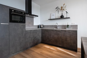 Kühlschrank, Mikrowelle, Herdplatte, Geschirrspüler