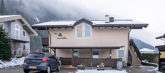 Cozy Garden Apartment near Ski