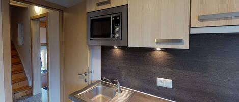 Réfrigérateur, micro-ondes, four, plaque de cuisson