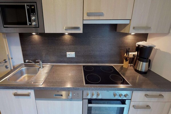 Réfrigérateur, four à micro-ondes, un four, surface de cuisson