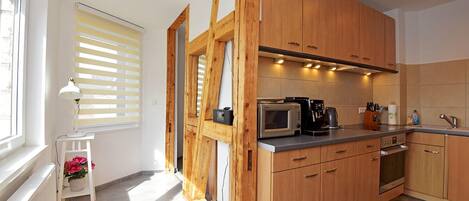 Réfrigérateur, four à micro-ondes, un four, surface de cuisson