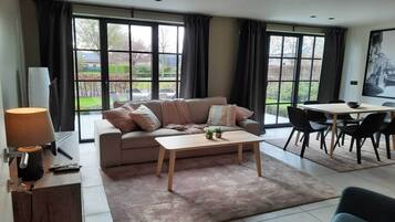 Televisie en een open haard